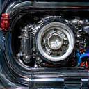 Moteur auto soigneusement nettoyé